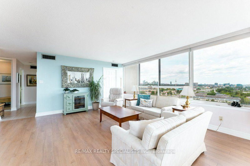 1106 - 880 Dundas Street W