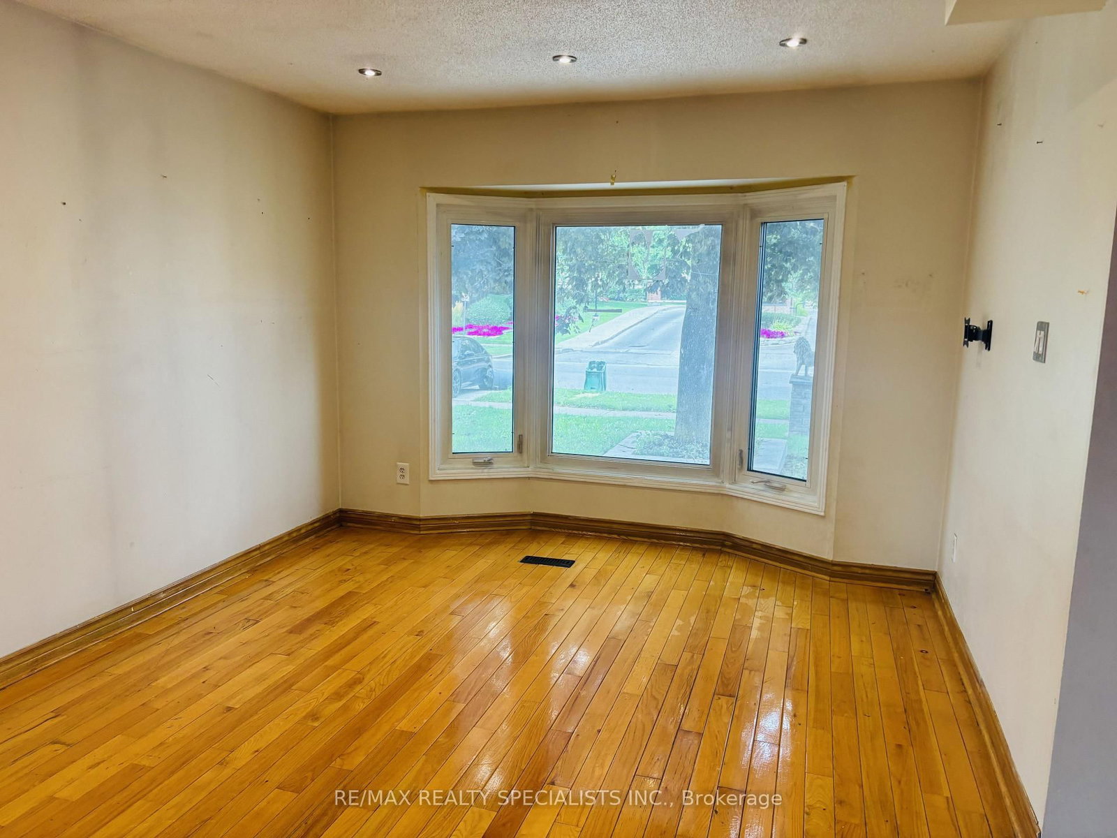 33 Cherrytree Drive • Brampton, ON photo 10