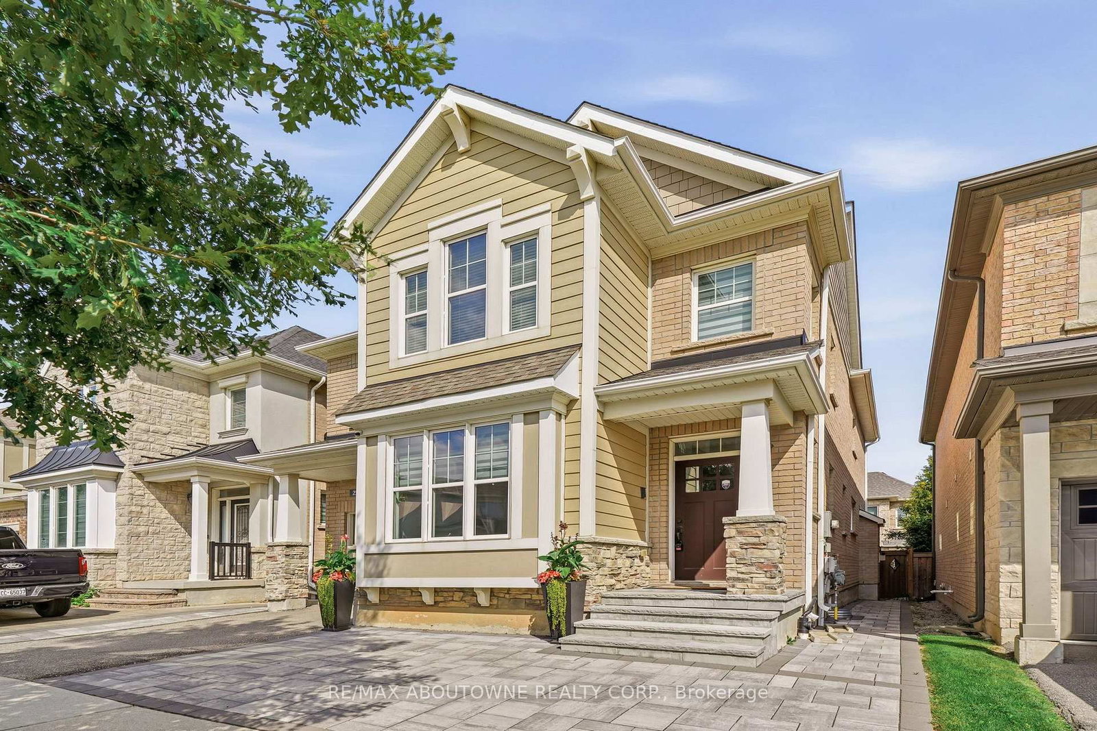 290 Wisteria Way • Oakville, ON photo 2