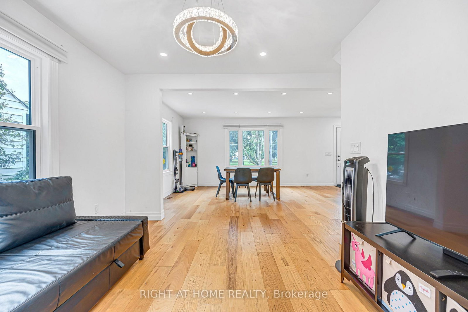 121 Hearst Circle • Toronto, ON photo 10