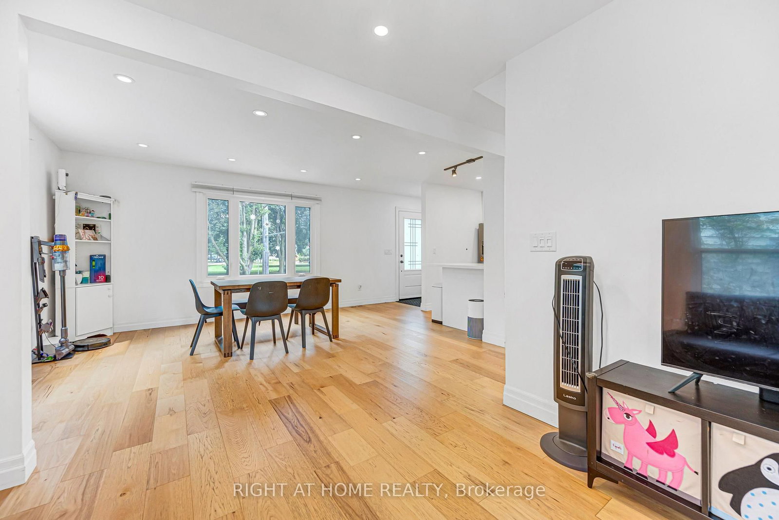 121 Hearst Circle • Toronto, ON photo 11