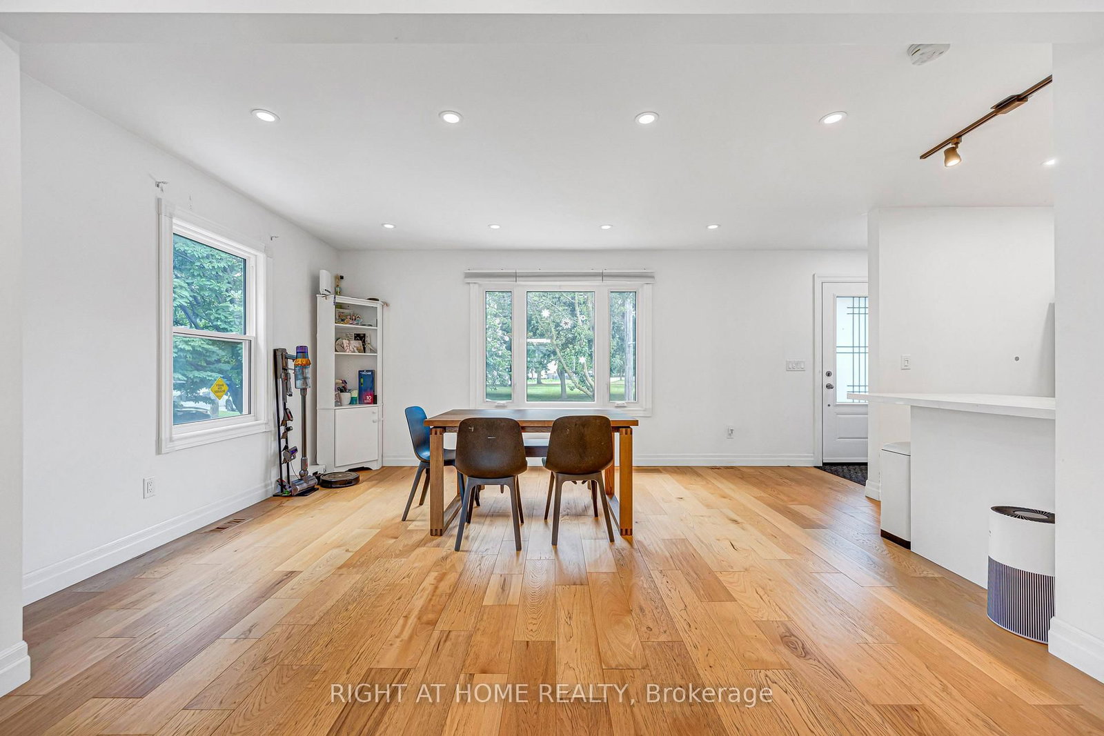 121 Hearst Circle • Toronto, ON photo 12