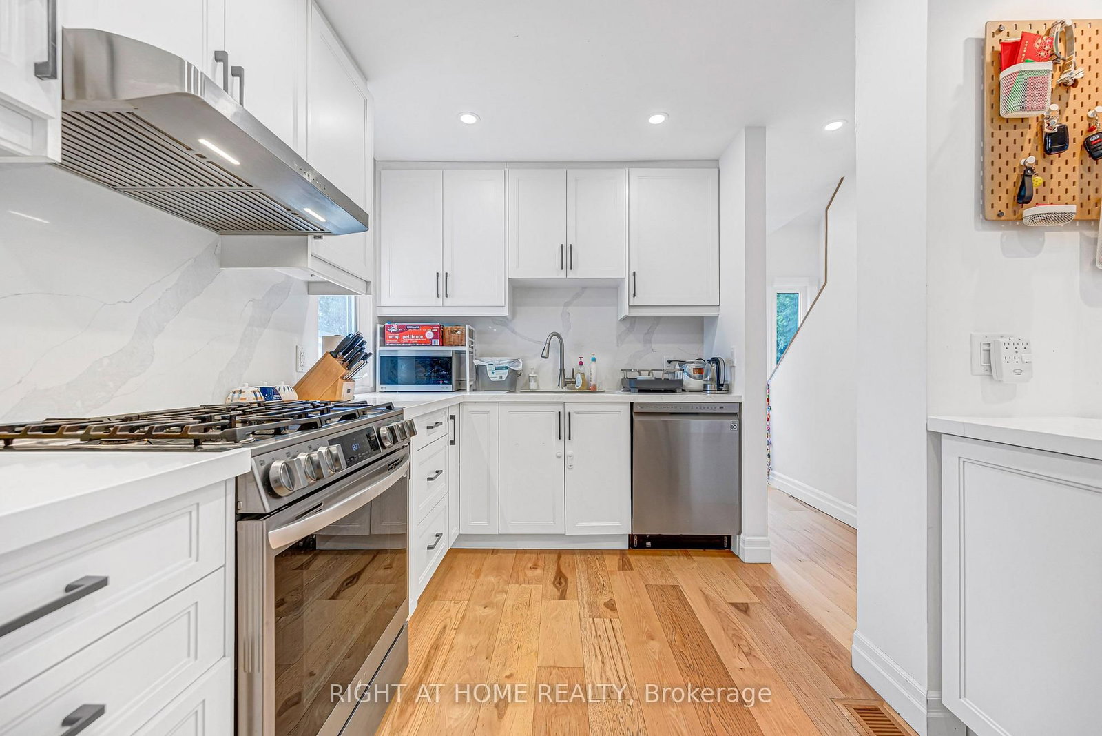 121 Hearst Circle • Toronto, ON photo 15