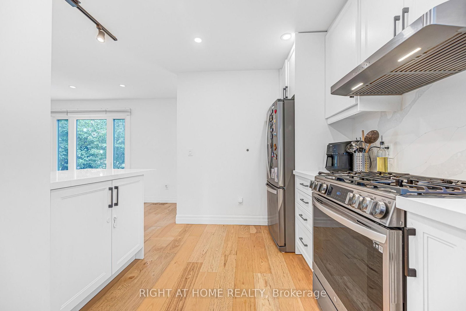121 Hearst Circle • Toronto, ON photo 18
