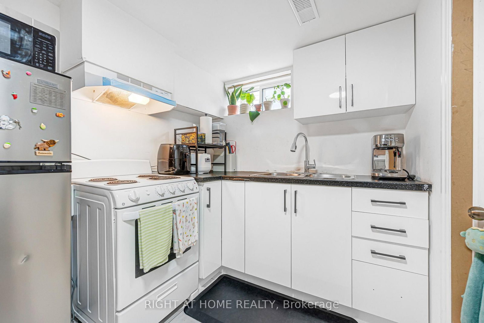 121 Hearst Circle • Toronto, ON photo 36