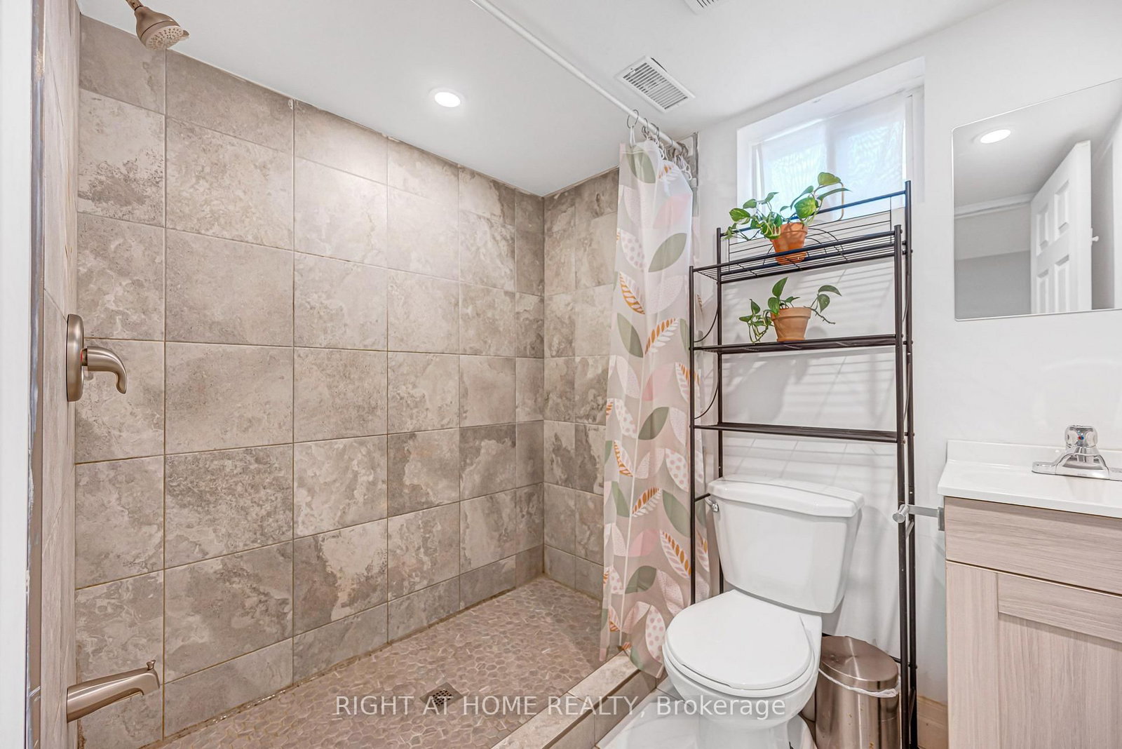 121 Hearst Circle • Toronto, ON photo 38