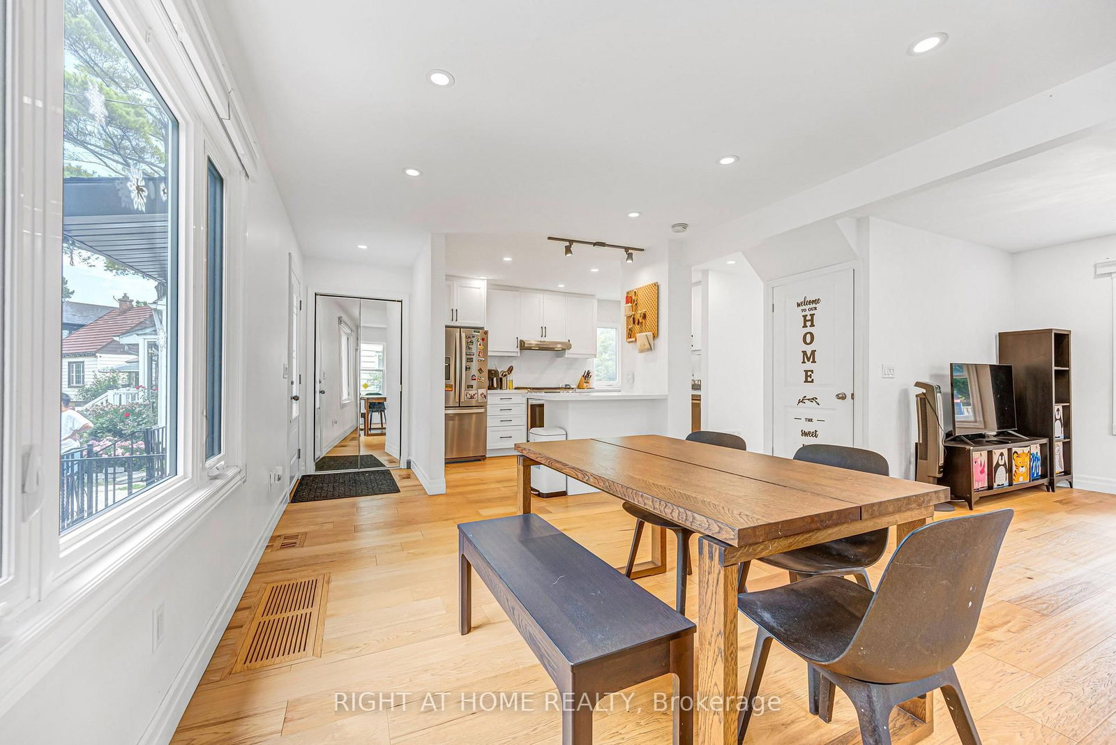 121 Hearst Circle • Toronto, ON photo 5