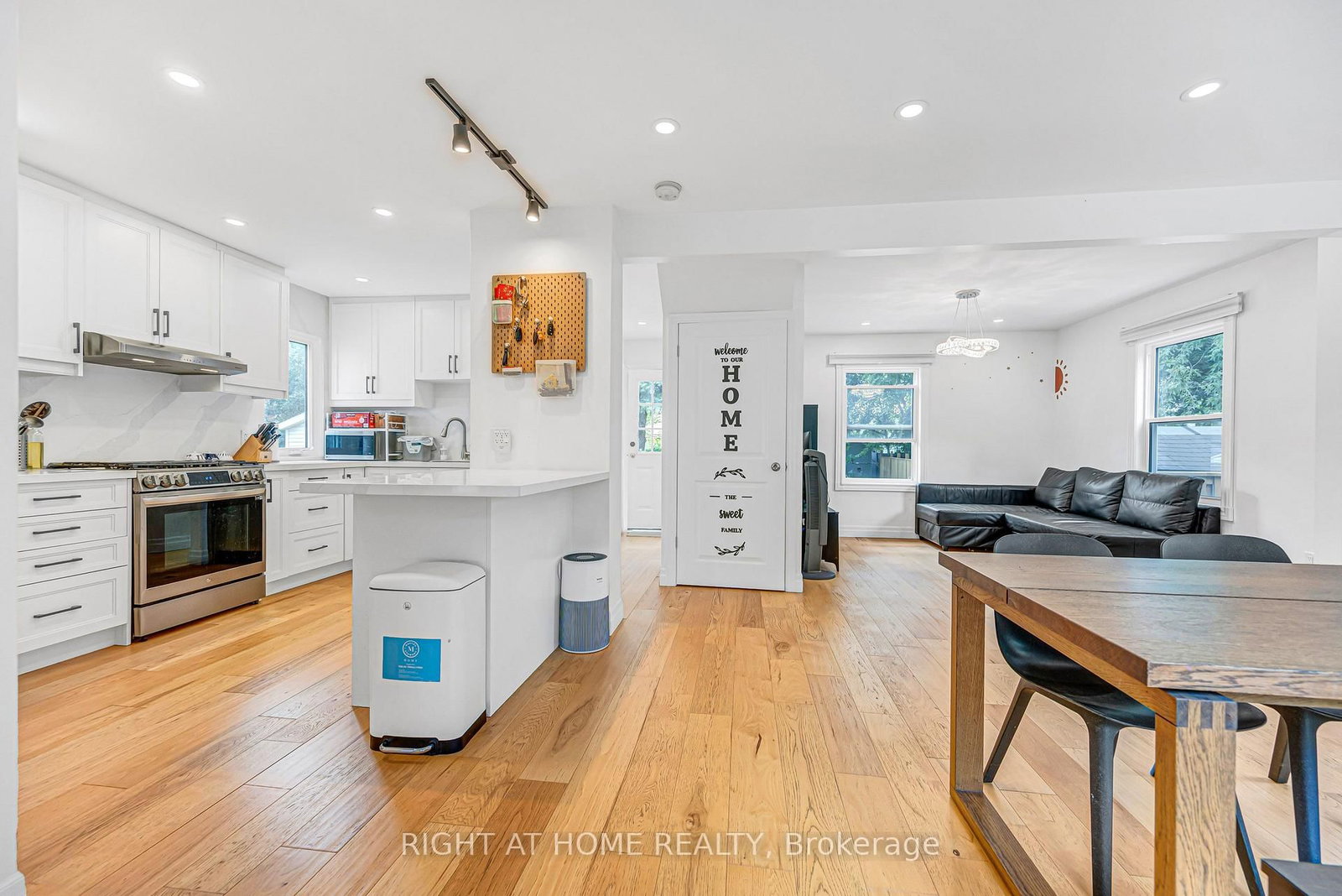 121 Hearst Circle • Toronto, ON photo 6