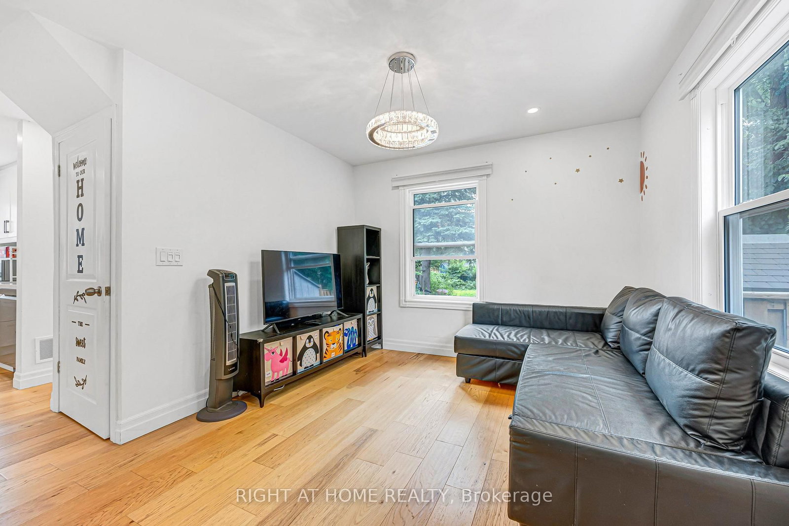 121 Hearst Circle • Toronto, ON photo 9