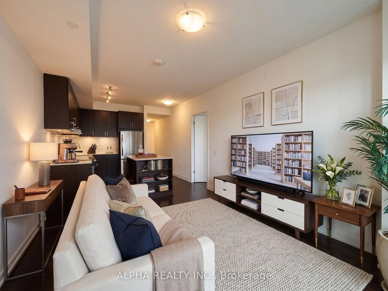 1002 - 2560 Eglinton Avenue W