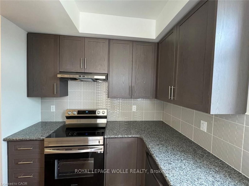 32 - 10 HALLIFORD Place