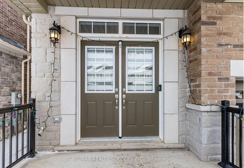 17 Overstone Road E