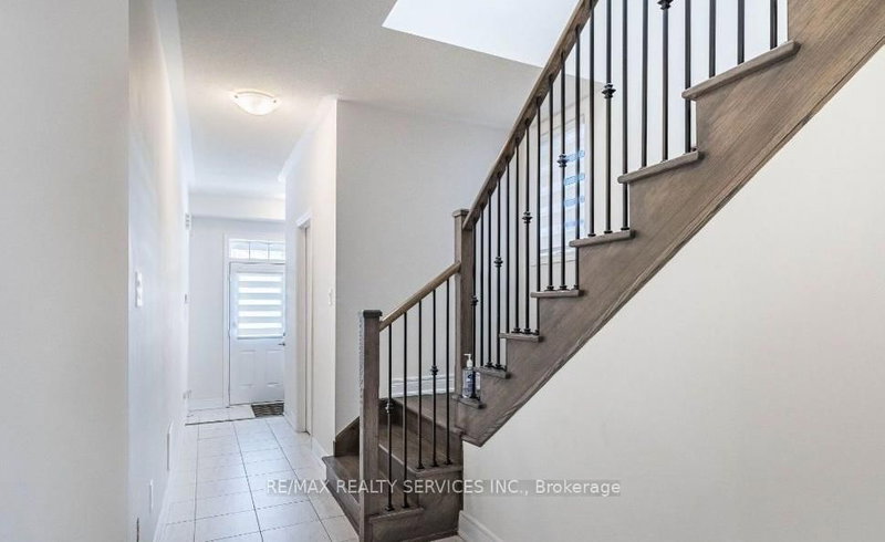 17 Overstone Road E