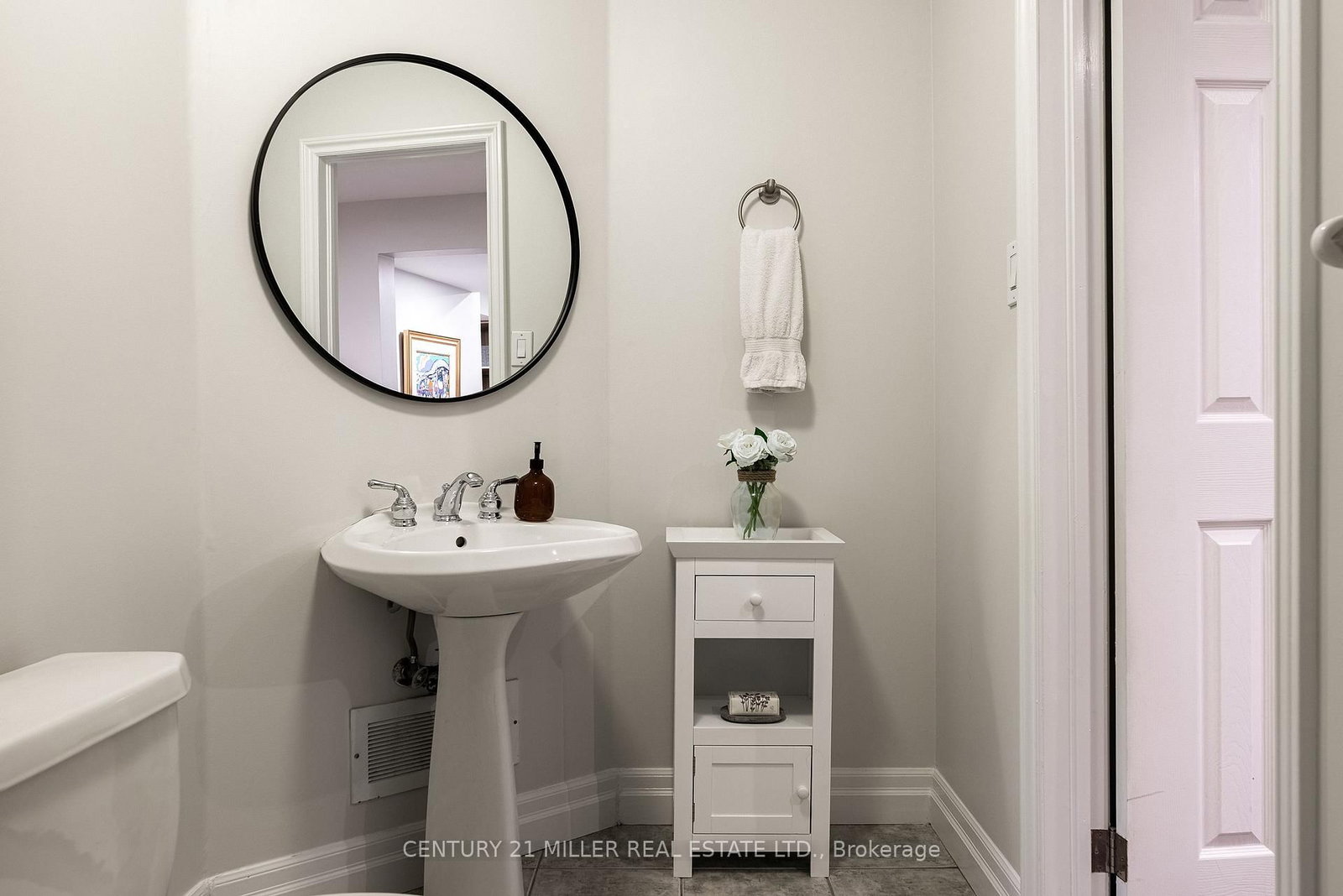 579 Fourth Line • Oakville, ON photo 35