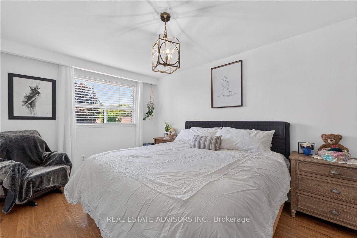 14 Grampian Crescent • Toronto, ON photo 10