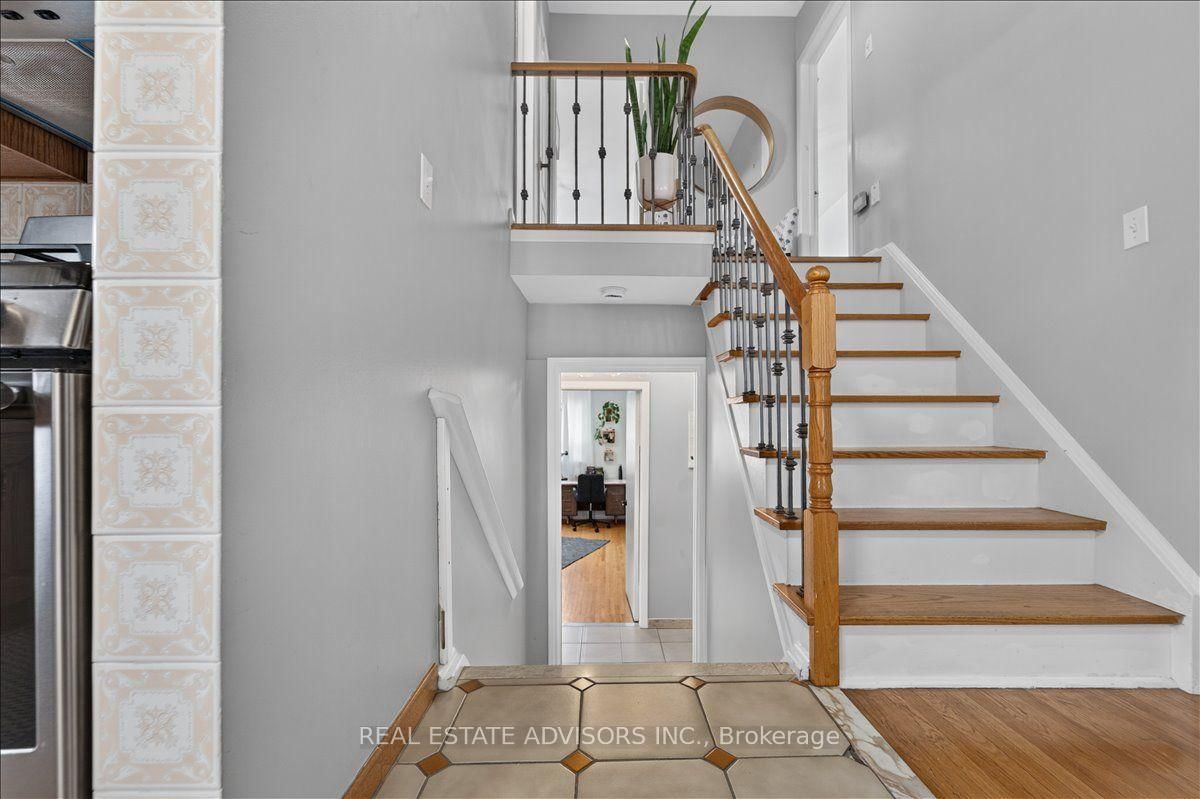 14 Grampian Crescent • Toronto, ON photo 11