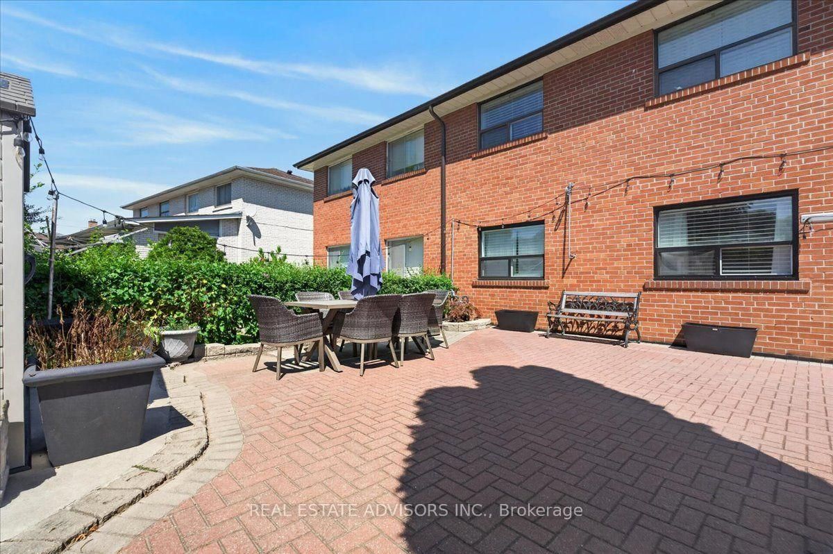 14 Grampian Crescent • Toronto, ON photo 19