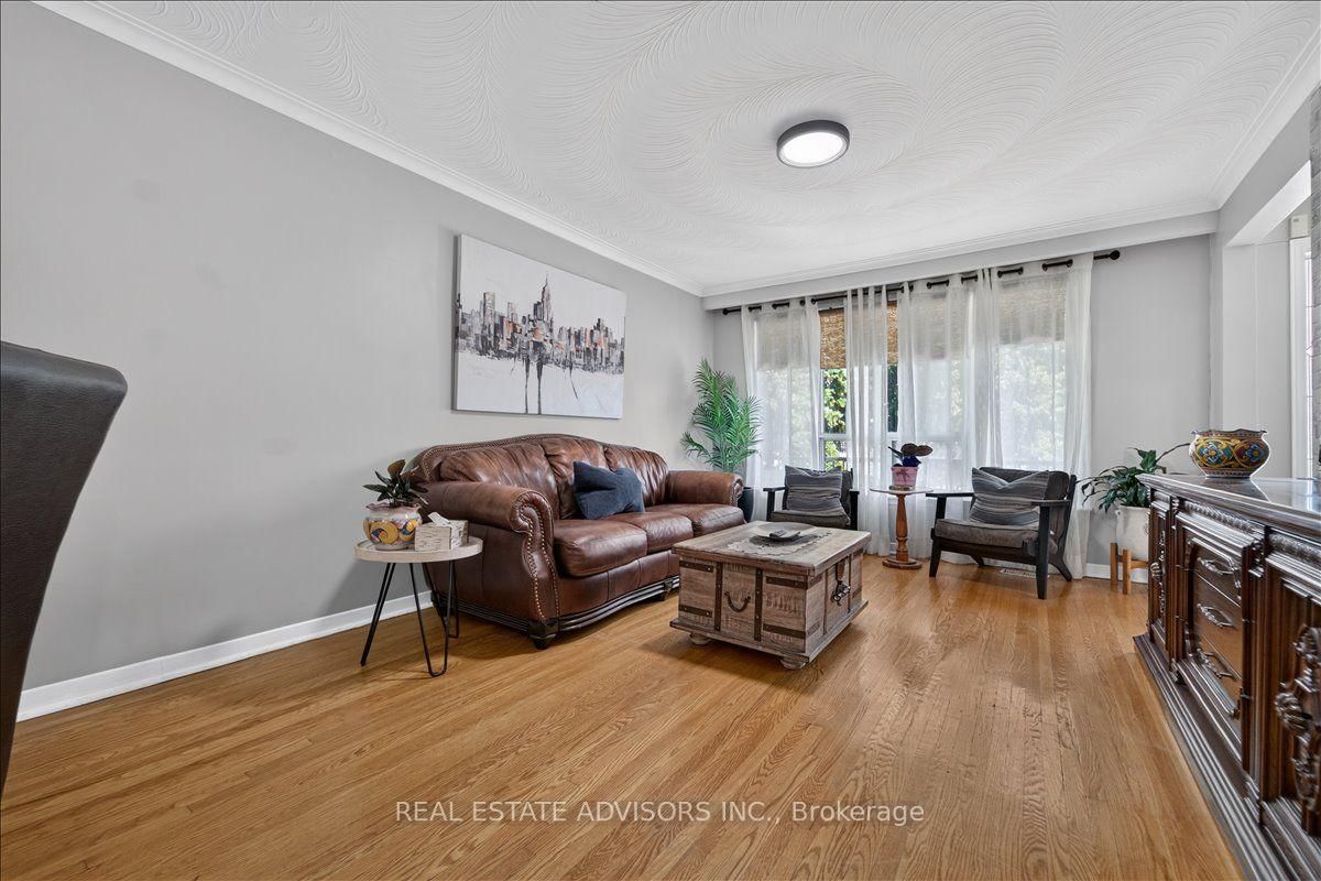 14 Grampian Crescent • Toronto, ON photo 2