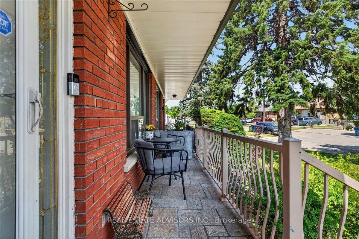 14 Grampian Crescent • Toronto, ON photo 21