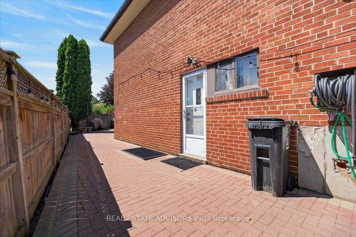 14 Grampian Crescent • Toronto, ON photo 28