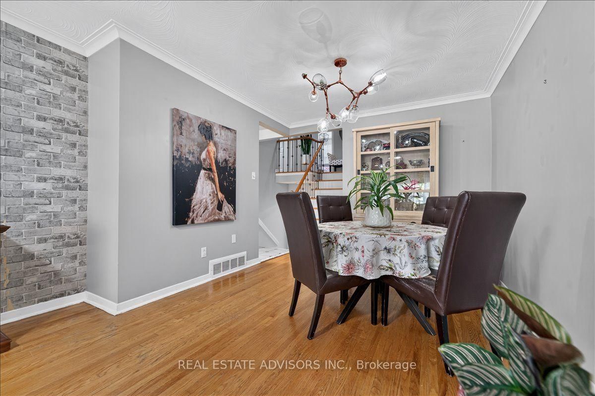 14 Grampian Crescent • Toronto, ON photo 3
