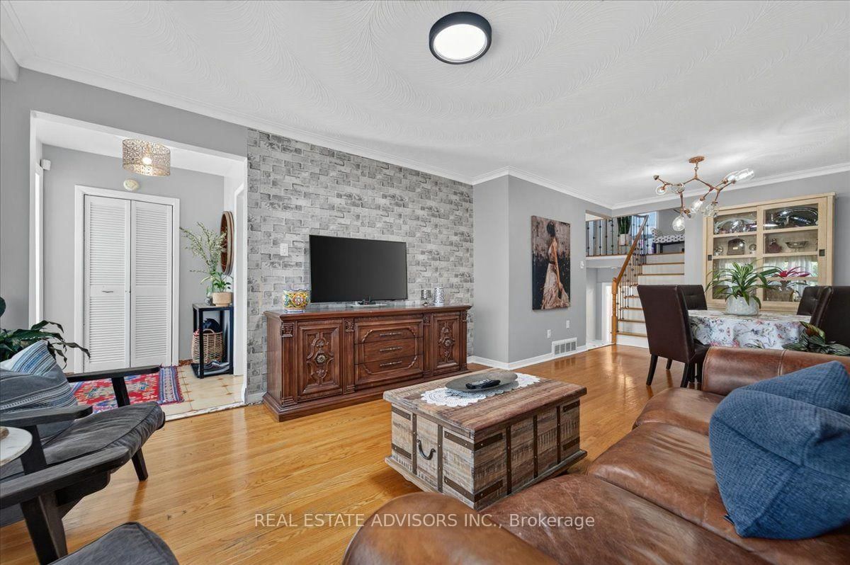 14 Grampian Crescent • Toronto, ON photo 4