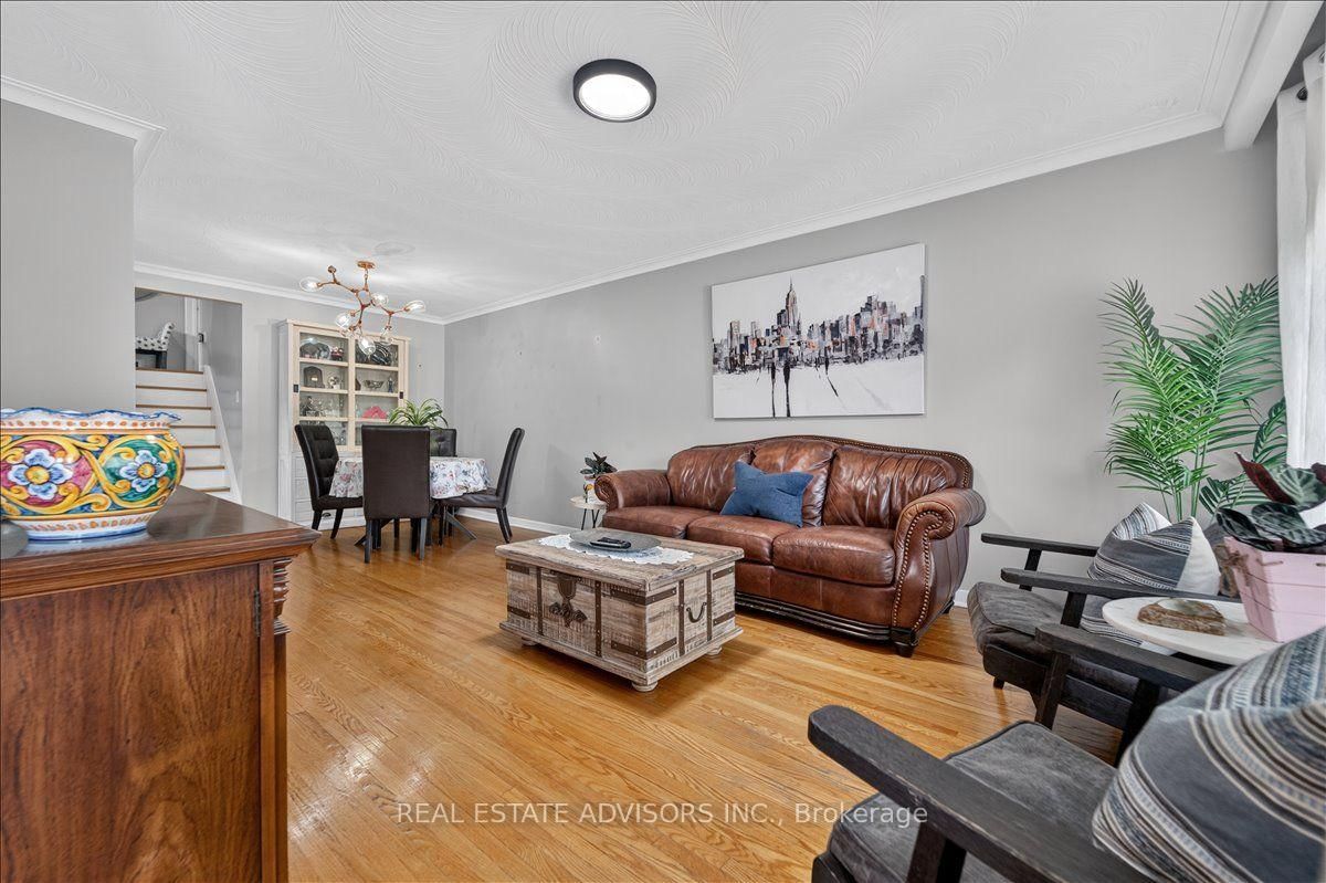 14 Grampian Crescent • Toronto, ON photo 5