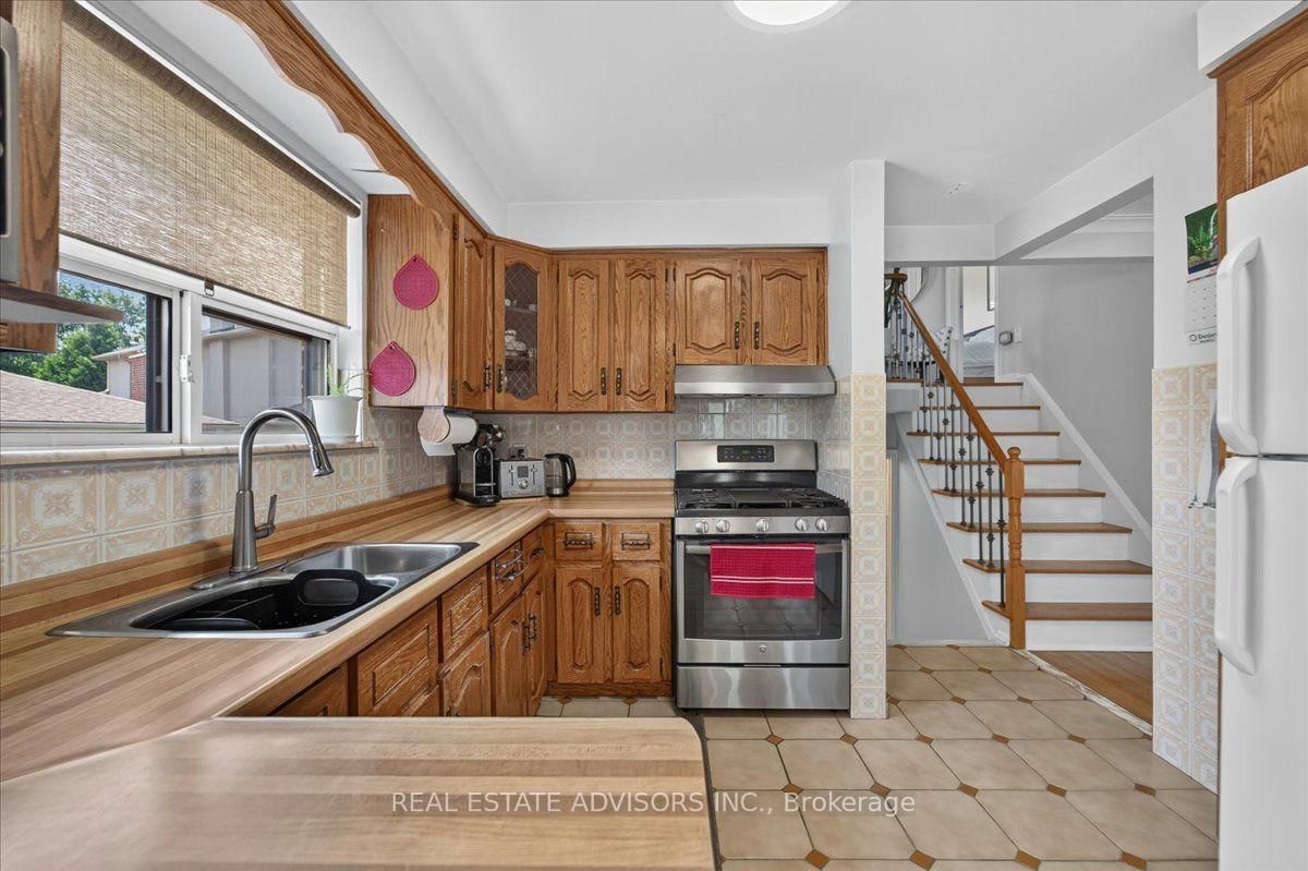 14 Grampian Crescent • Toronto, ON photo 6