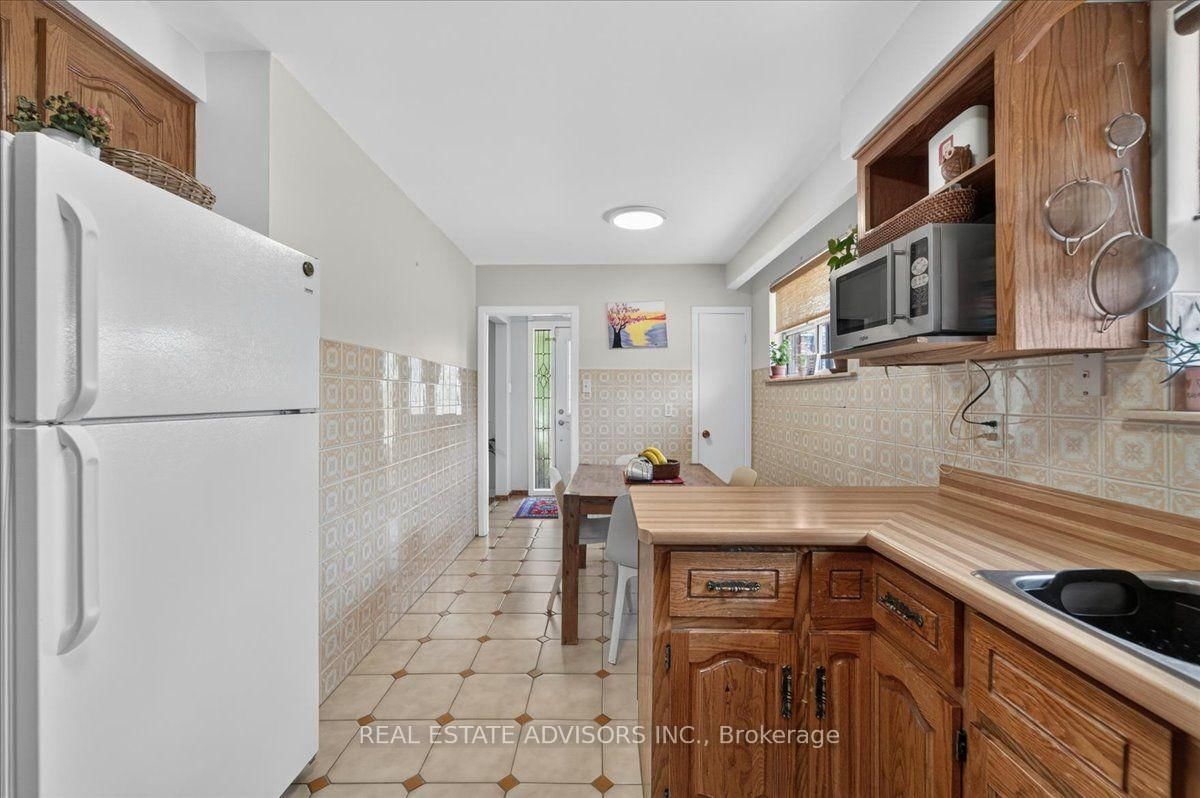 14 Grampian Crescent • Toronto, ON photo 7