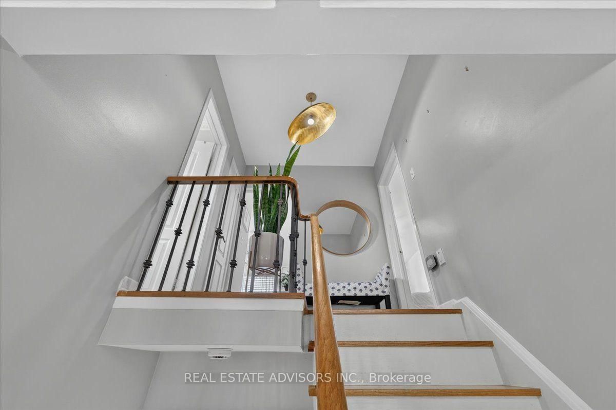 14 Grampian Crescent • Toronto, ON photo 8