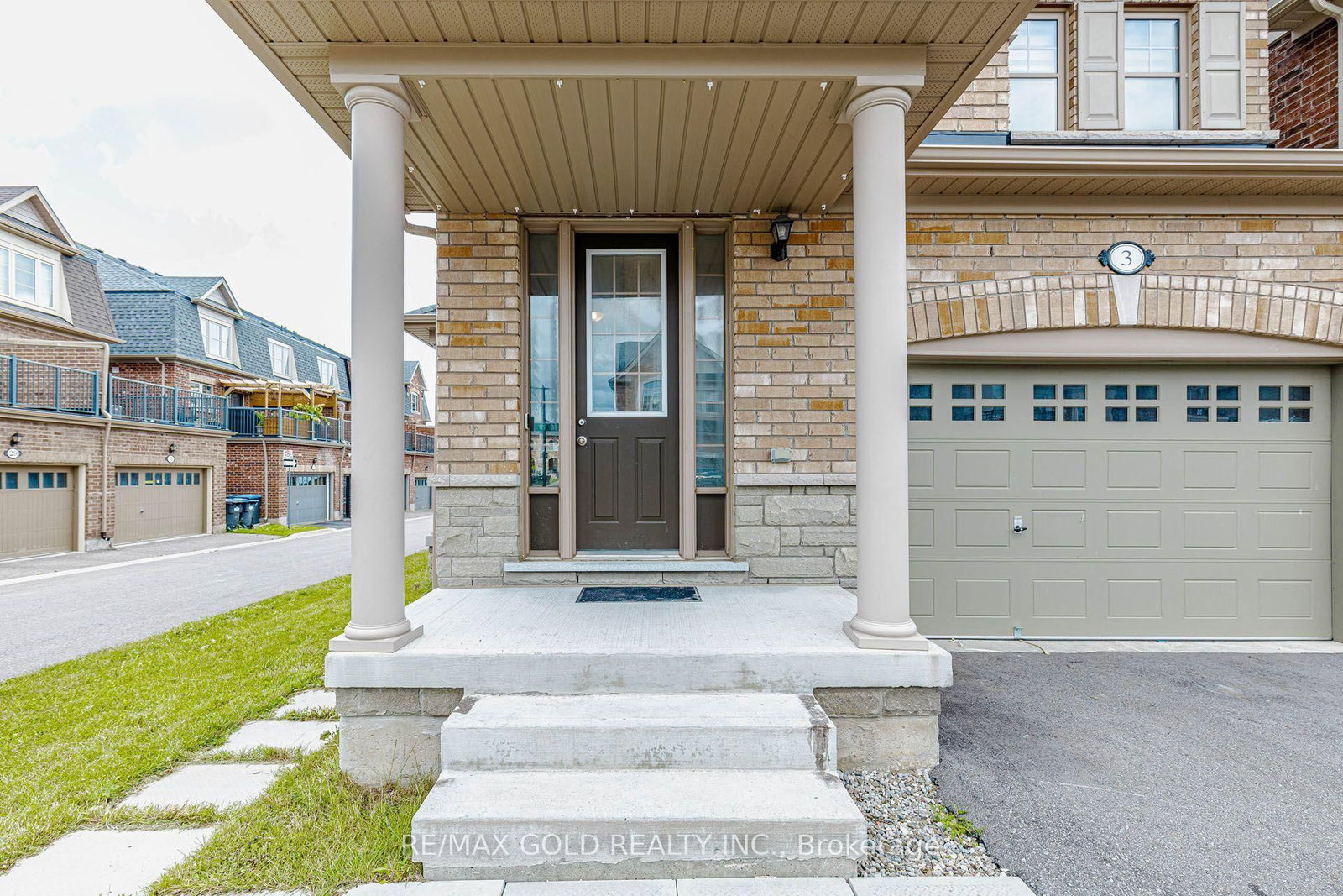 3 Dale Meadows Brampton,ON L7A 4Z9 — Photo 2