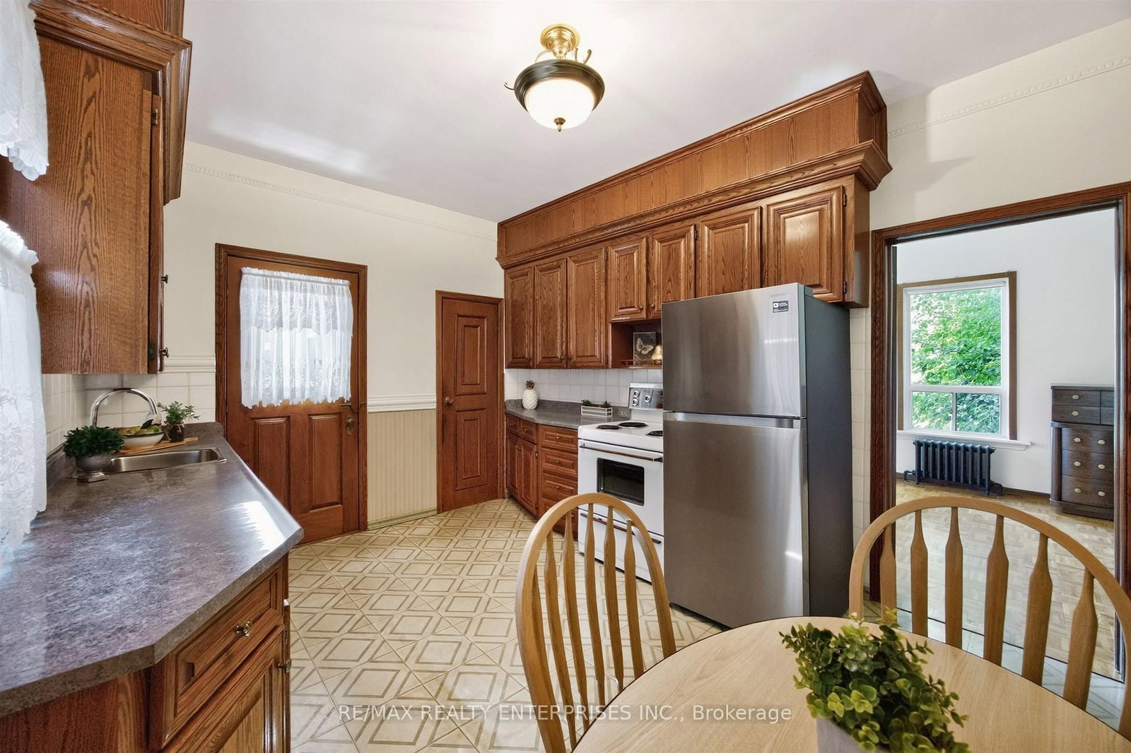 162 Mavety Street • Toronto, ON photo 12