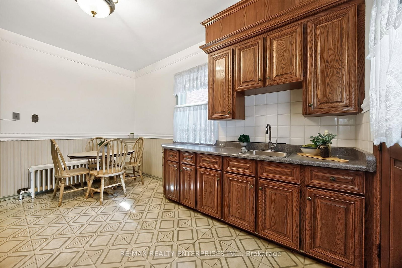 162 Mavety Street • Toronto, ON photo 14