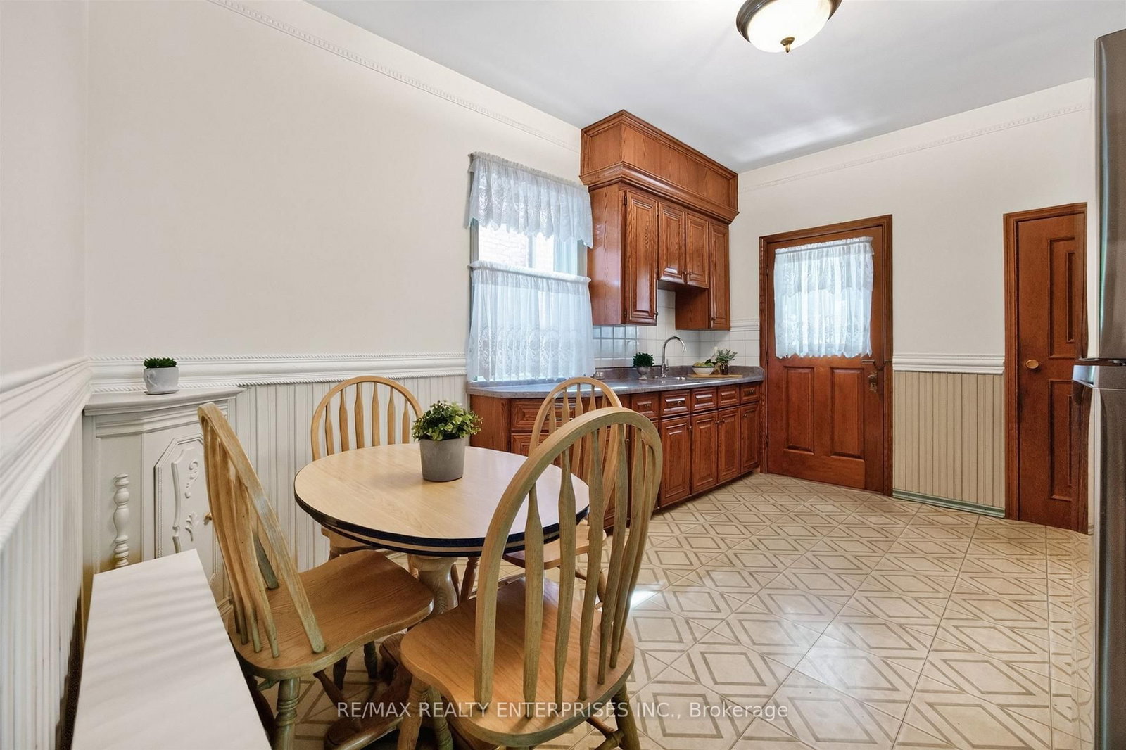 162 Mavety Street • Toronto, ON photo 15