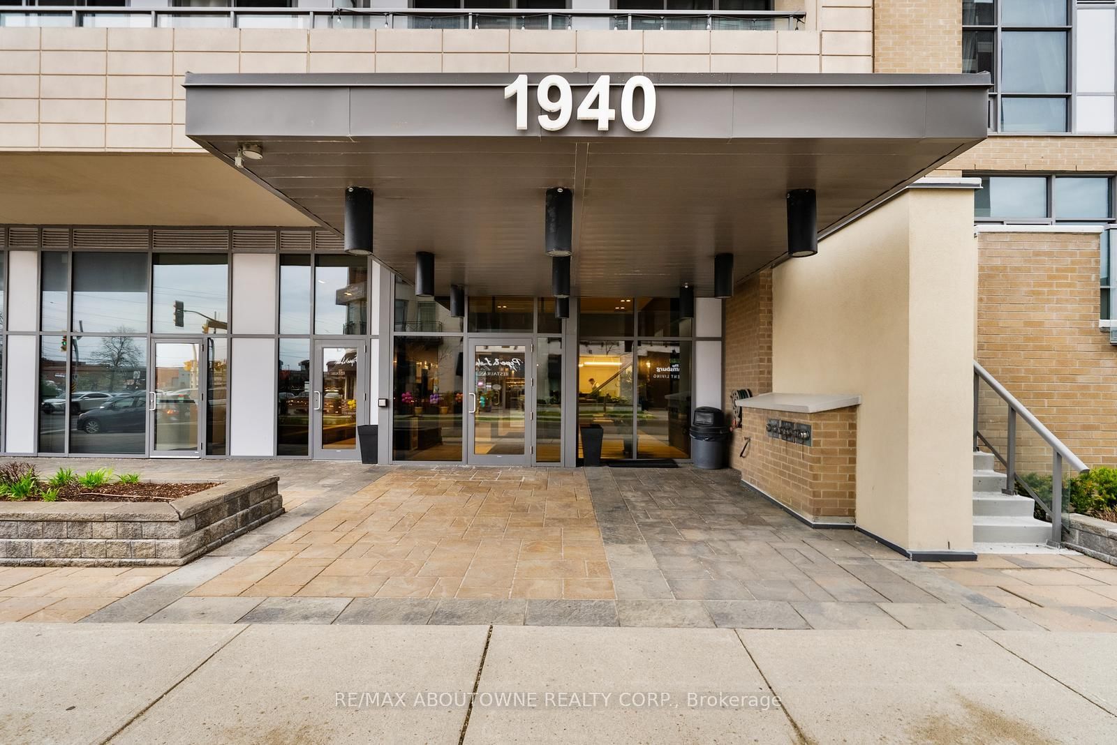 1940 Ironstone Drive • #808 • Burlington, ON photo 2