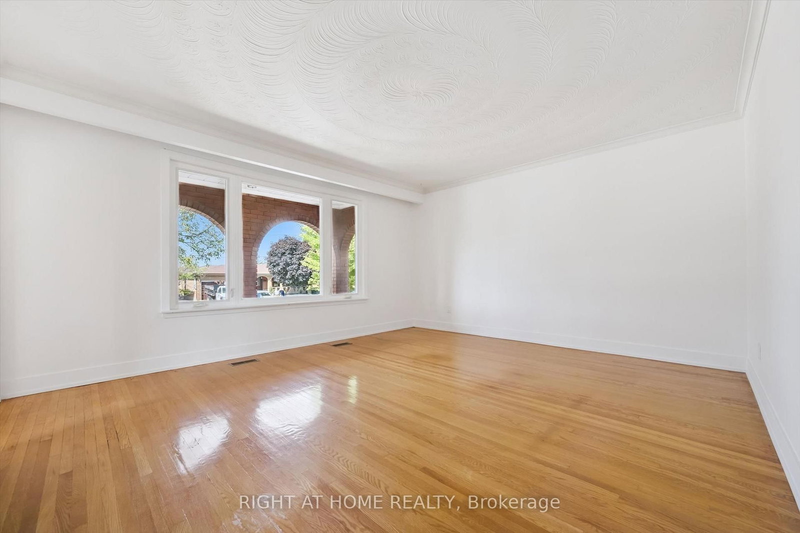 27 Jocada Road • Toronto, ON photo 14