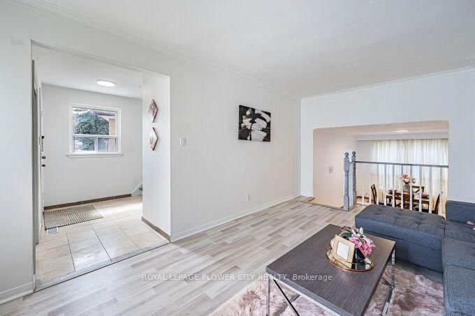 3 Clayhall Crescent • Toronto, ON photo 8