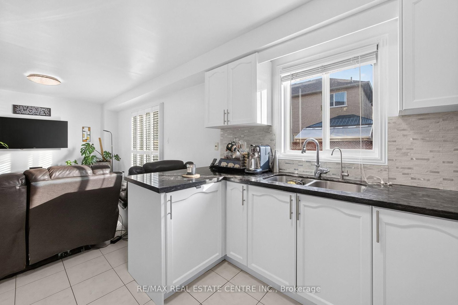 8 Flatlands Way • Brampton, ON photo 11