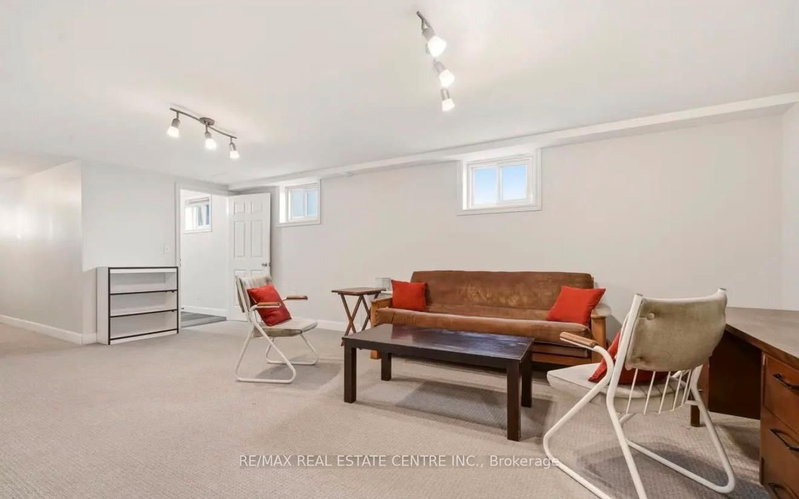 Lower Level - 3454 Oakglade Crescent