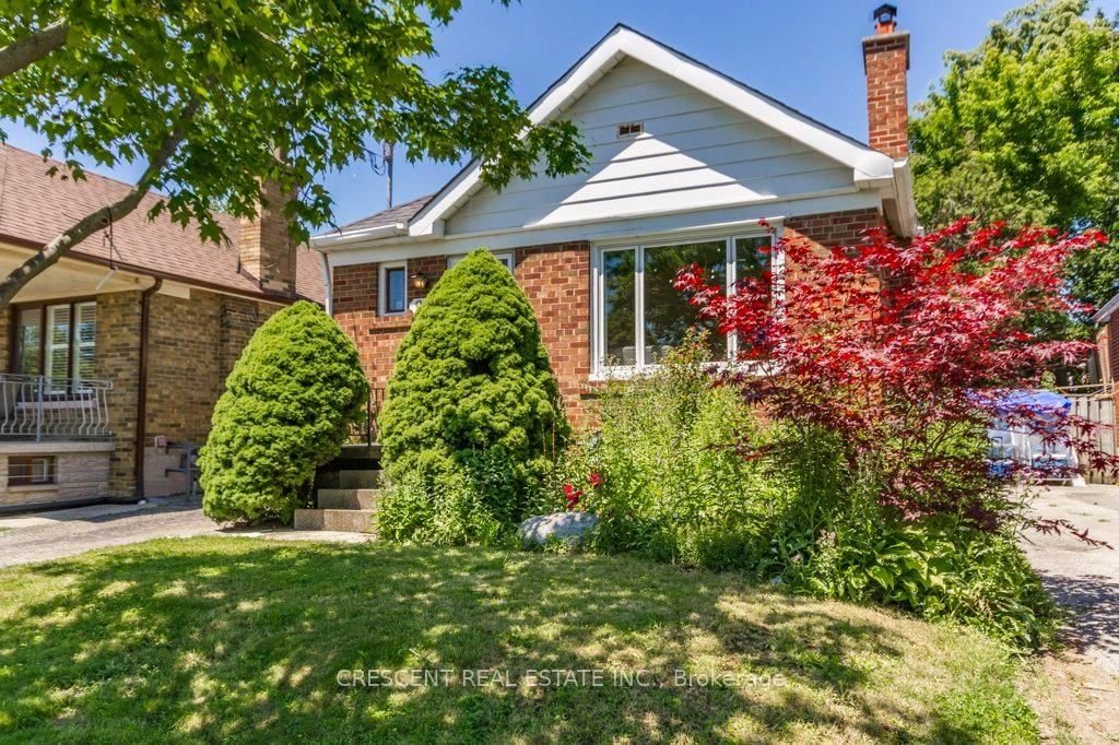 982 Briar Hill Avenue • Toronto, ON photo 3