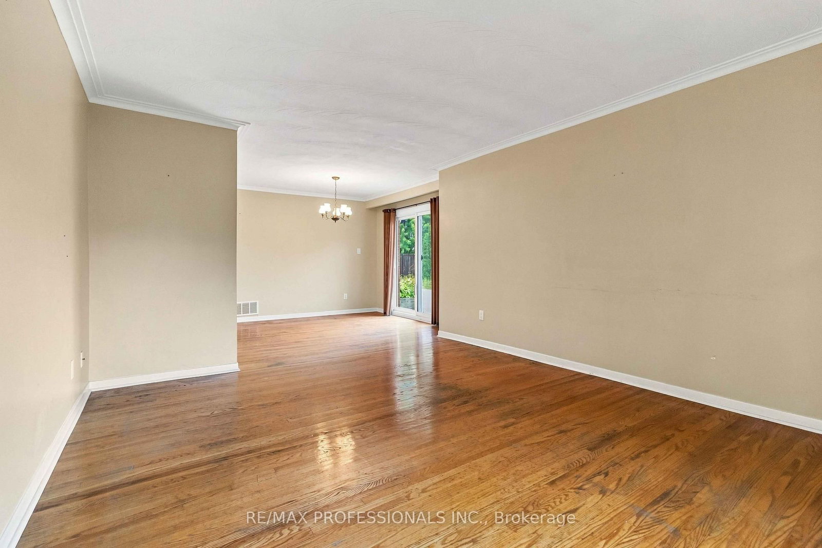 7449 Pickfair Drive • Mississauga, ON photo 11