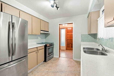 7449 Pickfair Drive • Mississauga, ON photo 6