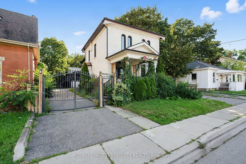 35 Elizabeth Street N