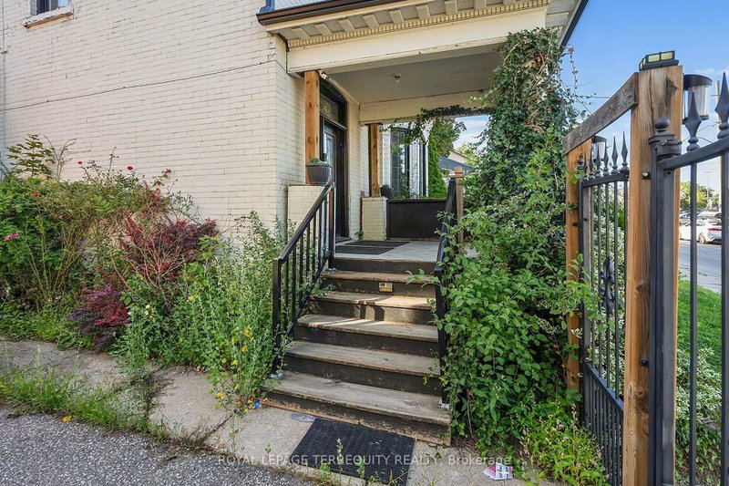 35 Elizabeth Street N