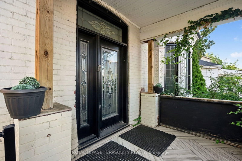 35 Elizabeth Street N