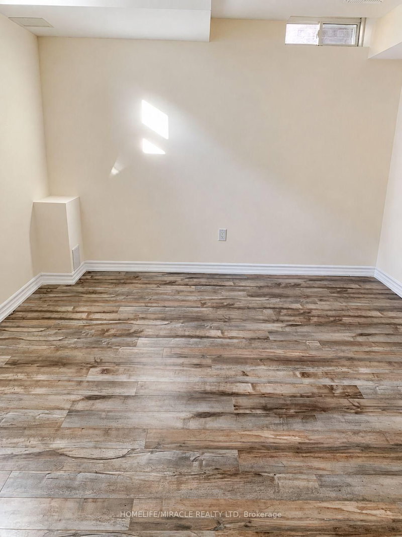 15 Golderich Dr photo 5