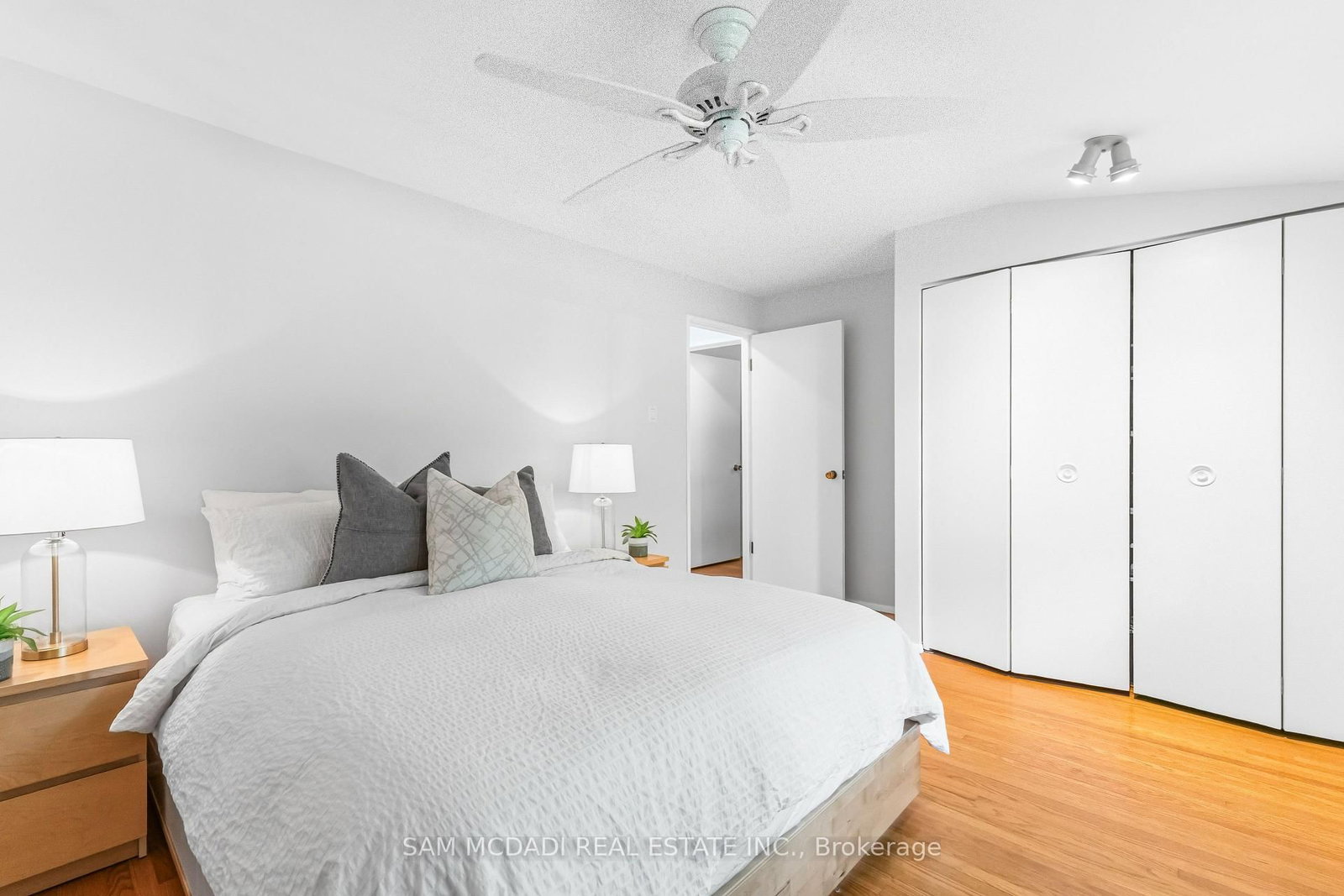1911 Delaney Drive • Mississauga, ON photo 21