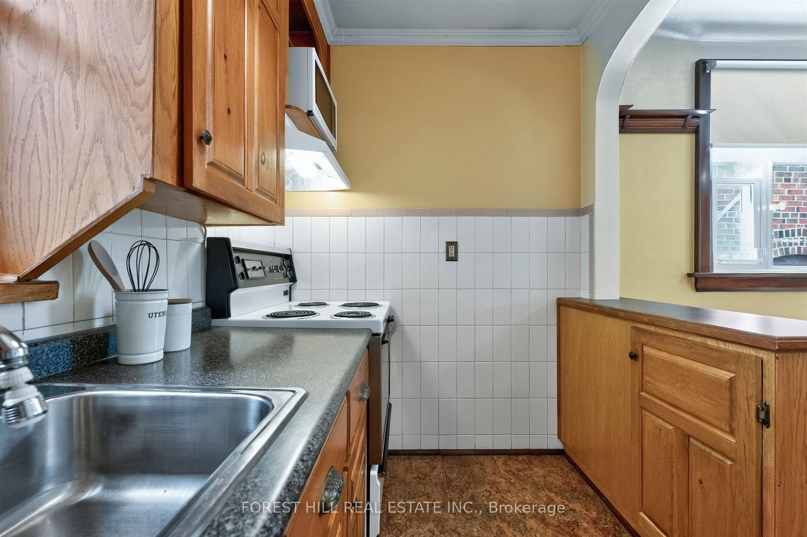 11 Yarrow Road • Toronto, ON photo 11