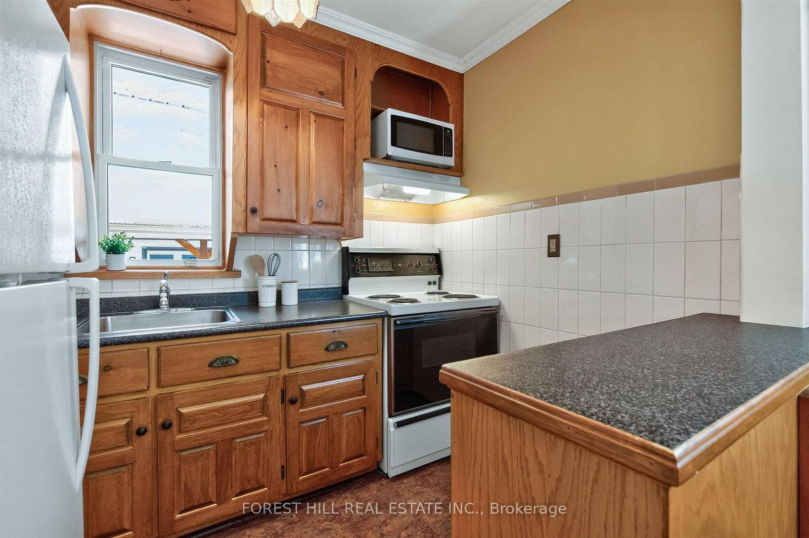 11 Yarrow Road • Toronto, ON photo 9