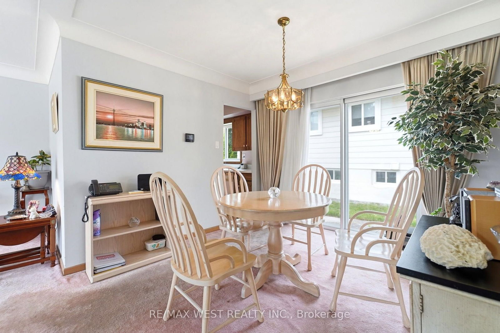 491 Shannon Crescent • Burlington, ON photo 4